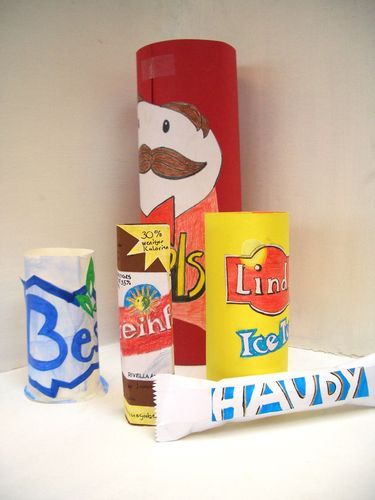 Sommer 2008 – Thema: Werbeschrift inhaltlich verändern, malen und passende Verpackung herstellen: «Pimmels» (Loic Rais), «Reinfall» (Joseph Kruschwitz), «Ice Tea» (Linda Kernahan), «Ice Tea Best» (Leonie Moser), «Haudi» (Cyril Schafflützel, A1a).