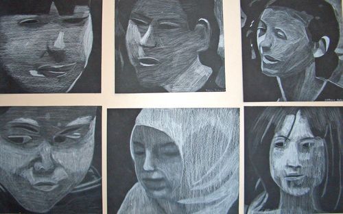 Selina Rahm, Tobias Boller, Yannick Breu Deborah Marchi, Alisa Garcia, Jeannette Nager (alle A2a): Weisser Farbstift auf schwarzes Papier – Lichtflächen nach s/w-Fotografie.